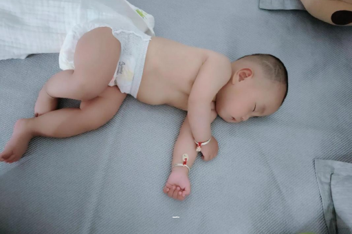 海丰宝宝胳膊上起红疙瘩